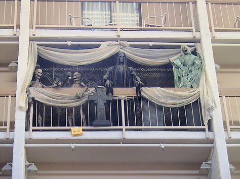 8 awesomely easy ways to decorate your apartment balcony for Halloween Decorated Balcony, Halloween Patio Decor, Halloween Balcony, Apartment Halloween, Halloween Decorations Apartment, Patio Decorations, Halloween Patio, Dekorasi Halloween, Contest Ideas