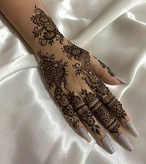 Modern Mehndi Designs For Fingers, Mehndi Designs Full, Finger Mehendi, Fingers Mehndi, Simple Henna Design, Mehndi Ideas, Cute Henna Designs, Henna Style Tattoos, Floral Henna