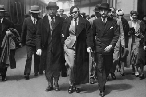 NOT Marlene Dietrich being detained for wearing trousers – Fake History Hunter 40s Mode, Istoria Modei, White Pantsuit, Marlene Dietrich, Actrices Hollywood, Foto Vintage, 1930s Fashion, Vintage Mode, Looks Chic