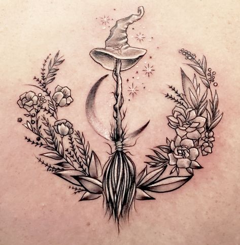 Incredibly beautiful witchy tattoo! Moon Witch Tattoo, Wiccan Tattoos, Bauch Tattoos, Tato Henna, Witch Tattoo, Moon Witch, Halloween Tattoo, Floral Moon, Arrow Tattoo