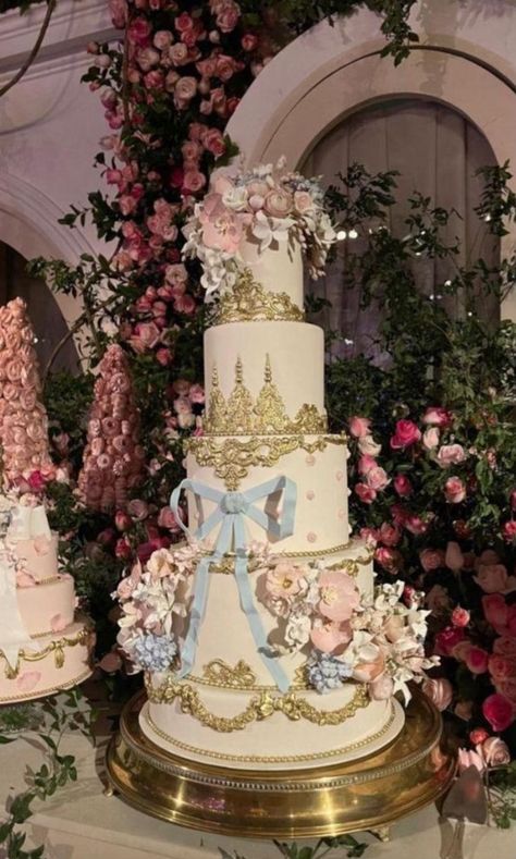 18th Debut Ideas, Debut Themes, Debut Cake, Debut Theme, Quince Cakes, Miami Lifestyle, Quince Cake, Sweet 15 Party Ideas Quinceanera, Sweet 15 Party Ideas