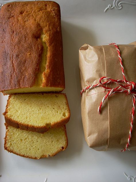 Cake Wrapping Ideas, Dense Pound Cake, Cake Boxes Packaging, Cream Cheese Pound Cake Recipe, Cheese Cake Filling, Bakery Packaging Design, Bake Sale Packaging, Design Stationary, Cheese Pound Cake