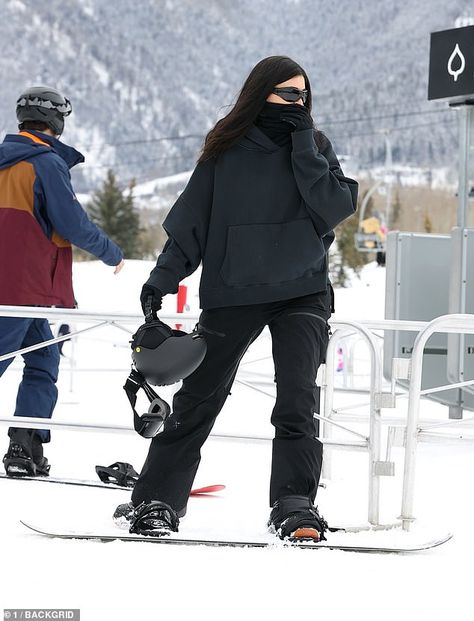 Kylie Jenner Ski, Snowboard Outfit Women, Black Ski Outfit, Snowboarding Outfit Women's, Snow Outfit Ideas, Snow Outfits For Women, Mode Au Ski, Ski Outfit For Women, Ski Fits