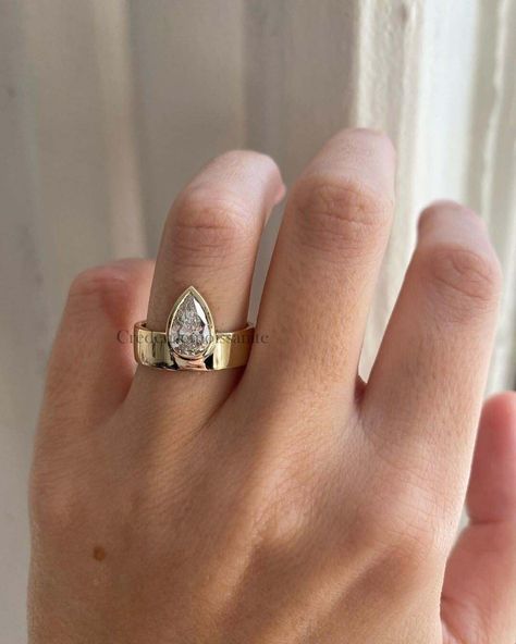 Bezel Setting Engagement Ring, Thick Band Engagement Ring, Dig Jewelry, Round Diamond Wedding Rings, Gold Diamond Wedding Rings, Bezel Set Engagement Ring, Ring Inspo, Bezel Engagement Ring, Lab Diamond Engagement Ring