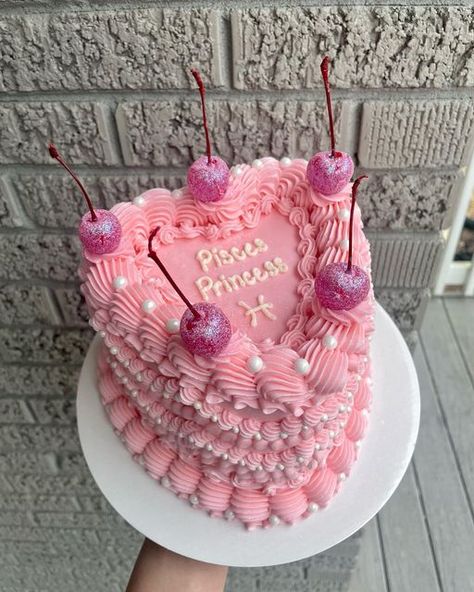 Pisces Queen Cake, Pisces Birthday Cake Ideas, Heart Shaped Cakes Birthday Pisces, Pisces Bday Cake, Pisces Princess Cake, Pisces Heart Cake, Pisces Birthday Photoshoot Ideas, Pisces Cake Aesthetic, Heart Cake Pisces