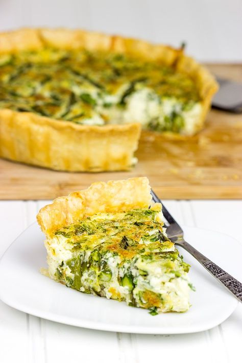 Mix up dinner tonight with this tasty Roasted Asparagus and Gruyere Quiche! Gruyere Quiche, Bacon And Cheese Quiche, Spinach Quiche Recipes, Asparagus Quiche, Homemade Pie Crust Recipe, Spinach Quiche, Feta Recipes, Fresh Fruit Salad, Easter Brunch Food