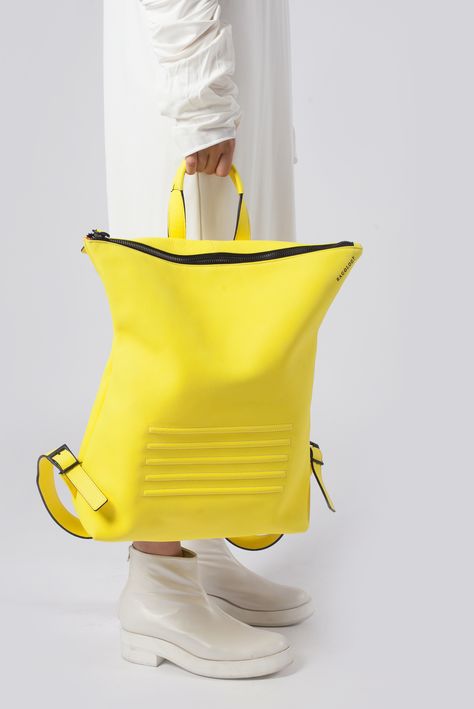 Trendy Travel Bags, Yellow Backpack, Boho Clutch, Sac Week End, Lv Bags, Leather Laptop, 로고 디자인, Laptop Backpack, Bago