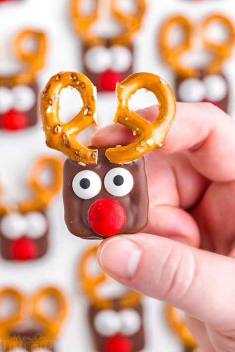 These adorable Pretzel Reindeer are the perfect mix of sweet and salty and come together so quickly with just 5 ingredients! This easy no bake Christmas treat is sure to be loved by kids and adults of all ages! Easy to make and irresistibly cute, these no bake treats are perfect for holiday parties, cookie trays and festive dessert tables! | Mom On Timeout Reindeer Pretzels, Pretzel Reindeer, Chocolate Reindeer, Rolo Pretzels, Christmas Pretzels, Truffle Cookies, Pretzel Treats, Pretzel Cookies, Best Holiday Cookies