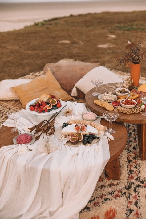 Picnic Photoshoot, Picnic Engagement, Picnic Inspiration, Picnic Decorations, Boho Picnic, Beach Date, Romantic Picnics, Picnic Ideas, Picnic Date