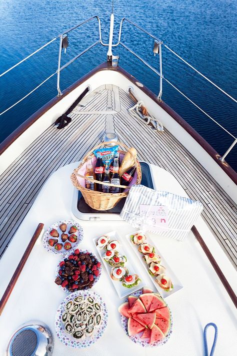 18 Must-Haves for Throwing a Boat Bachelorette Party - Romantic Date Ideas date ideas date night idea romantic couple relationship love inspiration activity bucket list Boat Bachelorette Party, Diy Fotokabine, Yacht Party, Boat Party, Travel Goals, Le Mans, Summer Time, Bachelorette Party, Travel Inspiration