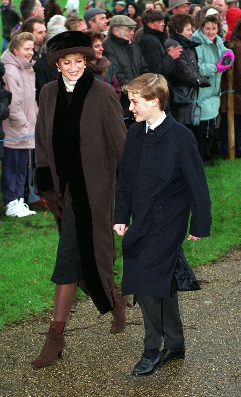 La principessa Diana e suo figlio, il principe William, a Sandringham, il 25 dicembre 1994. William And Diana, Diana Son, Diana Williams, Princess Diana Fashion, Principe William, Princess Diana Family, Prinz William, Prinz Harry, Prince William And Harry