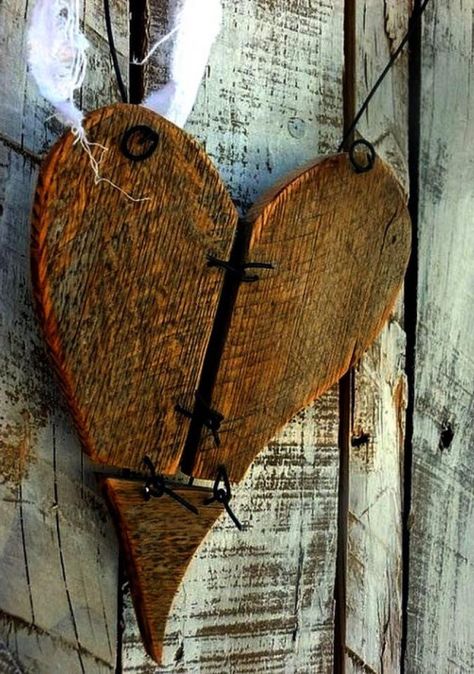 REFLECTIONS Wood Hearts Diy, Deco Nature, Reclaimed Wood Projects, Creation Deco, I Love Heart, Heart Crafts, Primitive Crafts, Wood Hearts, Pallet Art