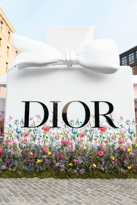 Dior Theme Wedding Decor, Miss Dior Flowers, Dior Theme Decor, Dior Wedding Theme, Miss Dior Perfume Aesthetic, Millefiori Garden, Dior Theme, Dior Garden, Dior Flowers