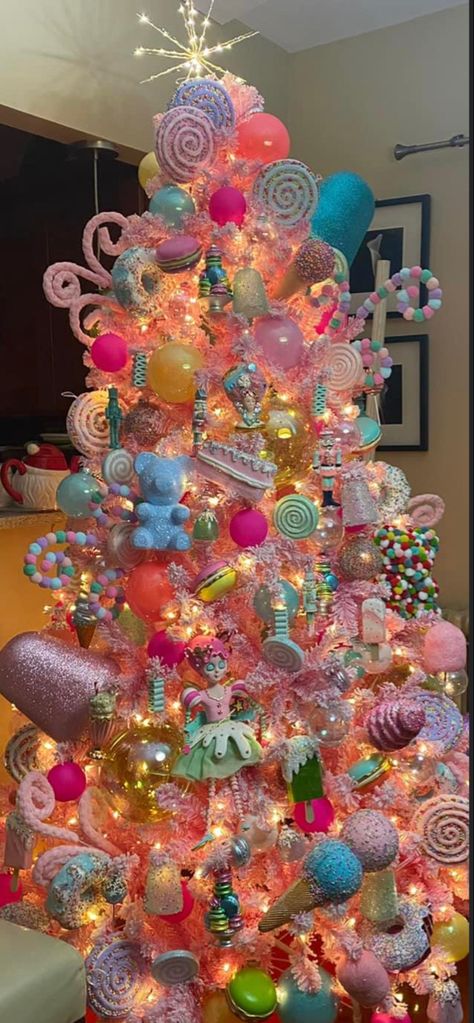 Candy Wonderland Christmas Tree, Candyland Christmas Staircase, Candy Land Christmas Tree Topper, Candy Themed Christmas Decor Outside, Christmas Tree Ideas Candyland, Gingerbread Candyland Christmas Decor, Candy Inspired Christmas Tree, Ideas For A White Christmas Tree, Land Of Sweets Christmas Tree