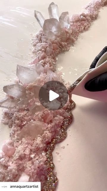 Rose Quartz Geode, Resin Art With Crystals, Epoxy Resin Ideas Projects, Resin Crystal Art, Pink Resin Art, Geode Art Resin, Geode Art Diy, Rose Resin Art, Resin Projects To Sell