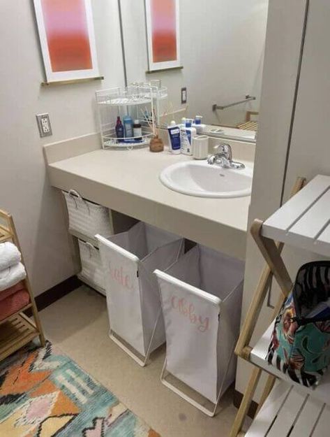 13 Dorm Bathroom Ideas That Are Seriously Genius College Dorm Room Bathroom Ideas, College Dorm Bathroom Ideas Decor, Dorm Suite Bathroom Ideas, Cute Dorm Bathroom Ideas, Uk Dorm Room Ideas, Suite Dorm Room Ideas, Dorm Suite Ideas Living Room, College Dorm Layout, Dorm Suite Ideas