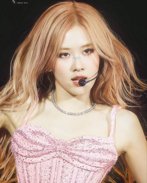 Rose Pink Hair, Rosé Coachella, Rose Pic, Rosé Blackpink Aesthetic, Coachella 2023, Hair Icon, About Music, Rose Park, Rose Icon