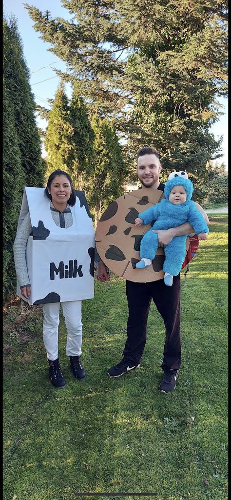 Milk And Cookies Halloween Costume, Baby Cookie Monster Costume, Cookie Monster Family Costume, Family Sesame Street Costumes, Diy Cookie Costume, Milk And Cookie Costume, Cookie Monster Costume Diy, Diy Sesame Street Costume, Cookie Monster Costume Toddler