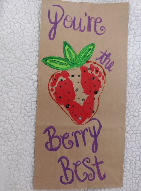 June Footprint Art For Babies, Infant Footprint Art Summer, I Love You Berry Much Footprint, Fruit Footprint Art, Strawberry Arts And Crafts, Footprint Vegetables, Footprint Strawberry, Strawberry Footprint Craft, Strawberry Crafts For Toddlers