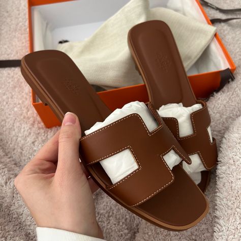 Hermes Oran Sandals Brown Pristine With Box And All Packaging And Shoe Bags Size 39 Hermes Oran Brown, Hermes Flat Sandals, Hermes Sandals Women, Brown Hermes Sandals Outfit, Hermes Sandals Aesthetic, Brown Hermes Sandals, Anya Smile, Old Money Sandals, Classy Slides