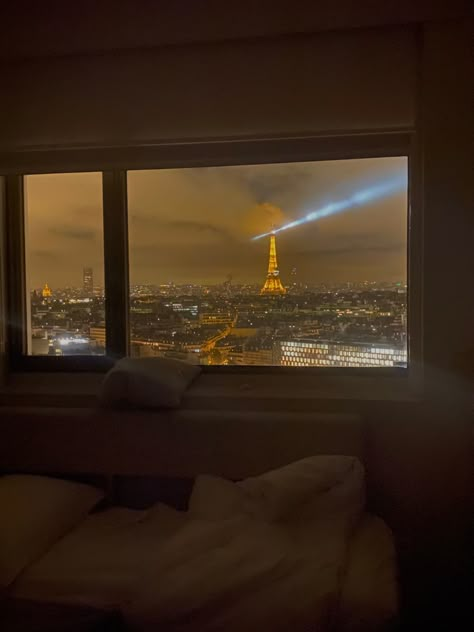 Efel Paris, Night In Paris Aesthetic, Living In Paris Aesthetic, Paris Window View, Window View Night, Paris Hotel Room, Paris Night Aesthetic, Paris Aesthetic Night, Paris Loft