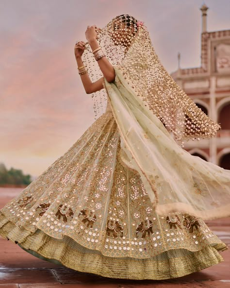 Indian Western Wedding Dress, Indian Veil Bridal, Roka Outfits, Statement Veil, Wedding Lehngas, Indian Outfit Ideas, Latest Bridal Lehenga Designs, Bridal Lehenga Designs, Latest Bridal Lehenga