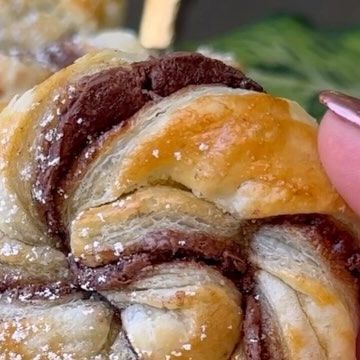 1.2M views · 67K likes | Bailey Rhatigan on Instagram: "Nutella Puff Pastries 🥐 Four ingredient decadent Puff Pastries that are flaky, buttery treats that are so easy to make. Eat them as is or dunk them in extra Nutella 💃 saw this idea from @scarlactive and had to try it for the holidays. Xo ✨Save for later~follow @sailor_bailey for more✨ . For the FULL RECIPE With instructions Google 🔎 “Sailor Bailey Nutella Puff Pastries” or click the link in my bio. What’s in them:: ▢ 1 package prepared puff pastry ▢ Nutella hazelnut spread ▢ eggs ▢ confectionery sugar Full recipe w/instructions linked in bio! . #pastries #pastry #nutella #sweettooth #yummy #food" Nutella Pastries, Nutella Rolls, Nutella Puff Pastry, Barbara Oneill, Sailor Bailey, Nutella Pizza, Crescent Recipes, Puff Pastries, Puff Pastry Desserts