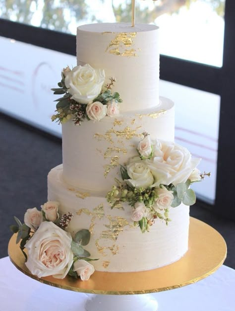 Wedding Tiered Cake, Wedding Cake Designs Romantic, Cake Decor Wedding, 50th Anniversary Cakes Gold 2 Tier, Wedding Cakes With Gold Accents, Wedding Cakes Elegant Romantic Gold, Bride Cake Wedding, Wedding Cake 2024, Wedding Cakes With Gold