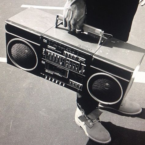 Jamel Shabazz, Hip Hop Aesthetic, Cultura Hip Hop, Old School Aesthetic, Hip Hop 90s, Stile Hip Hop, Boom Box, Rap Aesthetic, Hip Hop Art