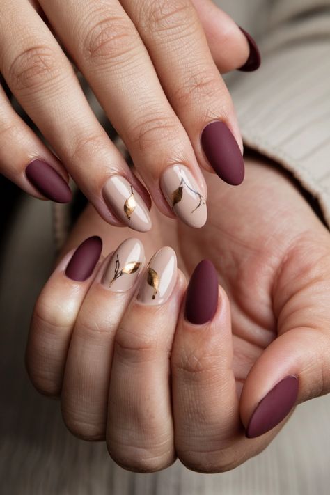 Embrace the beauty of autumn with this stunning natural nails design perfect for fall! A soft, warm beige base is elegantly adorned with delicate golden leaves that mimic the changing foliage outside. This chic look captures the essence of the season while keeping your nails effortlessly stylish. Explore these fall nail ideas that celebrate the simplicity and elegance of natural nails. Get inspired for your next manicure! Natural Autumn Nails, Autumn Nails Leaves, Soft Autumn Nails, Fall Color Nails Autumn, Natural Nails Design, Nails Unique, Fall Nail Ideas, Natural Nail Designs, Cute Nails For Fall