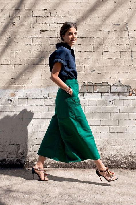 The Leandra Medine Cohen Edit Leandra Medine Style, How To Wear Culottes, Elegantes Outfit Damen, Leandra Medine, Populaire Outfits, Elegante Casual, Mode Ootd, Green Pants, Mode Inspo