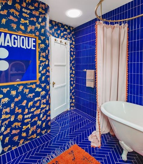 Electric Decor, Airbnb Experiences, Bathroom Revamp, Maximalist Interior Design, House Flip, Maximalist Interior, Studio Diy, Big Design, Bathroom Inspo