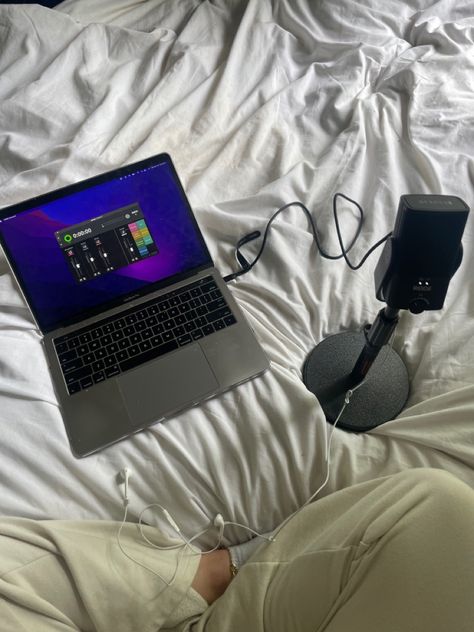 Rode, rode mic, laptop, rode setup, podcast setup, aesthetic Podcast Recording Studio Aesthetic, Bedroom Podcast Setup, Podcast Asethic, At Home Podcast Set Up, Simple Podcast Setup, Media Production Aesthetic, Podcast Aesthetic Studio Home, Podcast Vision Board, Podcaster Aesthetic