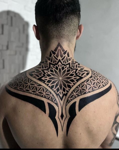 Back Tattoos Mandala, Mandala Tattoo Mann, Mandala Tattoo Neck, Back Of Neck Tattoo Men, Back Tattoos For Guys Upper, Chest Tattoo Ideas, Body Tattoo Design, Geometric Mandala Tattoo, Upper Back Tattoos