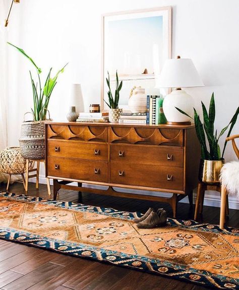 Mid Century Modern wooden dresser with snake plants, brass pots, a vintage runner rug, and a gorgeous layered tablescape. Modern Bohemian Living Room Decor, Modern Bohemian Living Room, Bohemian Living Room Decor, Bohemian Living Rooms, Space Interiors, Bohemian Living, Bohemian Living Room, A Living Room, Home Fashion