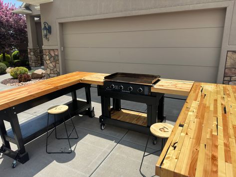 Blackstone Grill Area On Deck, Blackstone Kitchen Ideas, Blackstone Patio Setup, Grill Station Ideas Backyards, Blackstone Table Ideas, Diy Hibachi Grill, Smoker Table, Outdoor Hibachi Grill, Grilling Patio