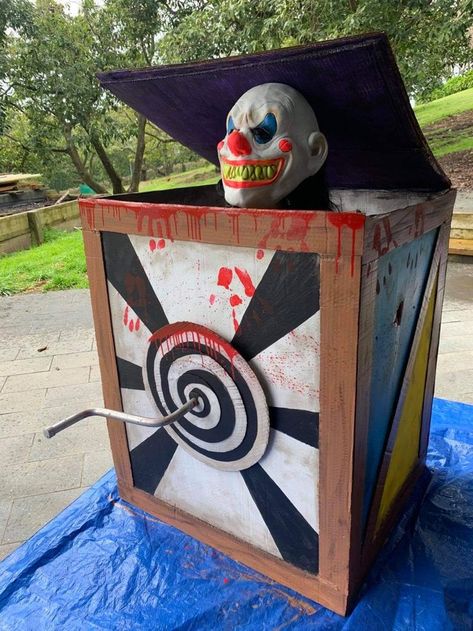 Haunted Toy Store Ideas, Scary Clown Props Diy, Scary Clowns Halloween Decor, Freakshow Halloween Decorations, Clown Haunted House Halloween Decorations, Scary Clown Room, Diy Scary Circus Decorations, Haunted House Carnival Theme, Scary Circus Halloween Decorations Diy