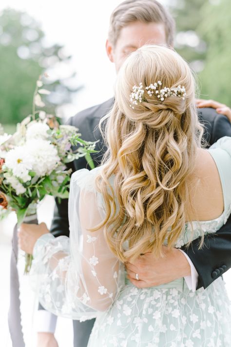 Wedding Hair Down With Flowers And Veil, Lavender In Hair Wedding, Gypsophilia Bridesmaids Hair, Wedding Hair Flowers Down, Bridal Hair With Babies Breath, Wedding Hair Half Up Half Down Babys Breath, Wedding Hair With Real Flowers, Wedding Hair Gypsophila, Half Up Half Down Wedding Hair Baby Breath