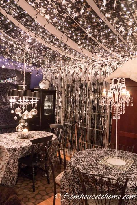 These New Year's Eve party decorations ideas are so easy you'll be ready for your NYE party in no time! I love the clock face New Year's Eve table decorations. #entertainingdiva #NYEparty NewYearsEvePartyDecor #partyideas #partydecor Party Table Decoration Ideas, Black And White Party Decorations, White Party Decorations, Black White Parties, Table Decoration Ideas, Silver Party, Nye Party, Silvester Party, New Years Eve Decorations