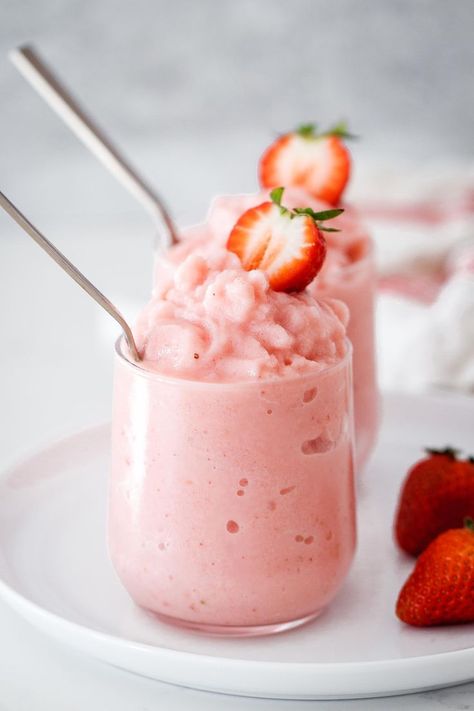 strawberry frozen yogurt recipe Cheesecake Frozen Yogurt Recipe, Keto Approved Foods, Strawberry Frozen Yogurt, Frozen Yogurt Recipes, Biscuits Graham, Postre Keto, Keto Diet App, Keto Recipes Ketogenic, Keto Diet Breakfast