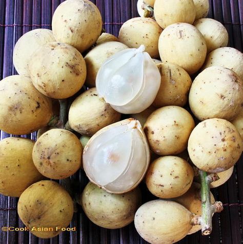 JP: Buah Langsat - a local jungle fruit, smooth skin, sweet sourish flesh Plum Juice, Types Of Fruit, Malaysian Food, Beautiful Fruits, Exotic Fruit, Best Fruits, Filipino Recipes, Tropical Fruit, Eat Right