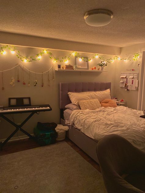 Cute Room Ideas Full Size Bed, Room Ideas With Bed In The Middle, Small Room Ideas Full Size Bed, Sister Bedroom Ideas Shared Rooms Aesthetic, Ugly Rooms Bedrooms, Bedroom Ideas Full Size Bed, Comfy Room Ideas Bedrooms, Early 20s Bedroom Ideas, Full Room Ideas Bedroom