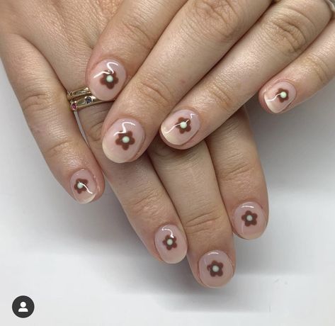 Simple Short Natural Nail Designs, Short Natural Gel Nail Designs, Nail Art On Short Natural Nails, Nail Inspo Short Natural, Gel Nails Short Natural, Short Natural Nail Designs Gel, Brown Nails Design Short, Clear Gel Nails Designs, Brown Flower Nails