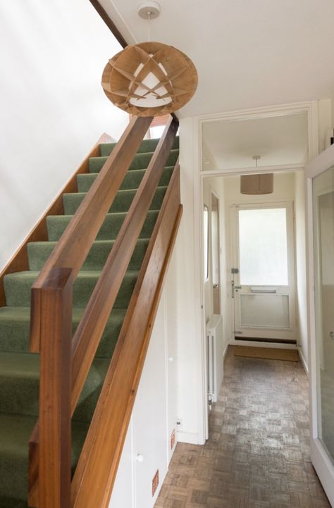 Narrow Staircase Railing Ideas, Horizontal Bannister Ideas, Horizontal Stair Railing Ideas, 70s Staircase Makeover, Horizontal Banister, Wood Bannister, Midcentury Stairs, Mcm Staircase, Mid Century Modern Stairs Staircases