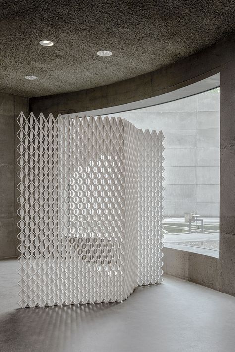 A welcome alternative to disposable plastic screens in the office and at home, @aectual’s 3D-printed room #dividers and safety screens are entirely #circular. The patterned matte partitions are made of plant-based plastic and can be introduced as a self-standing element, hanging curtain or mounted wall panelling. Once use is complete, they can be shredded and reprinted into different structures. Read more about partition systems for extra safety and privacy in shared spaces on #Frameweb.⁠ 3d Printed Architecture, Modern Partition Walls, Office Screens, Screen Divider, Partition Screen, Space Dividers, Room Divider Screen, Divider Screen, Room Screen