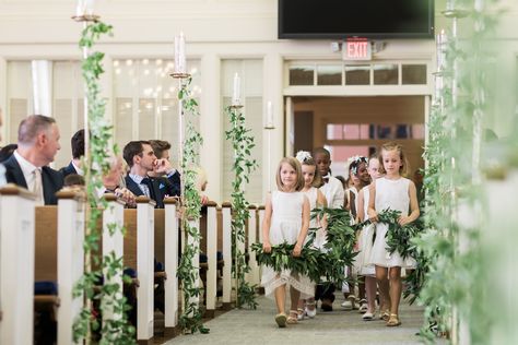 Teacher Invites 20 Students To Be In Her Wedding And The Photos Are Everything Teacher Wedding, Strictly Weddings, Ring Bearers, Speed Dating, Wedding San Francisco, Ceremony Location, Wedding Video, Flower Girls, Wedding Bride