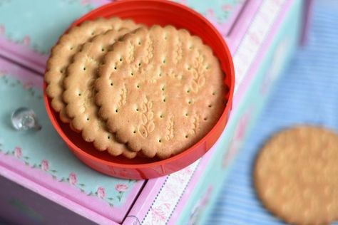 Arrowroot For Babies: Benefits And Ways To Include In Diet Arrowroot Cookies, Arrowroot Biscuits, Teething Biscuits, Diy Baby Food, Formula Milk, Diy Teething, Baby & Toddler Food, Beet Recipes, Baby Puree