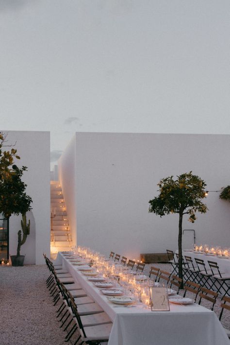 Contemporary Wedding Decor, Masseria Moroseta, Minimal Wedding Decor, Mumu Wedding, Modern Wedding Reception, Minimalist Wedding Decor, Modern Wedding Venue, Modern Minimalist Wedding, European Wedding