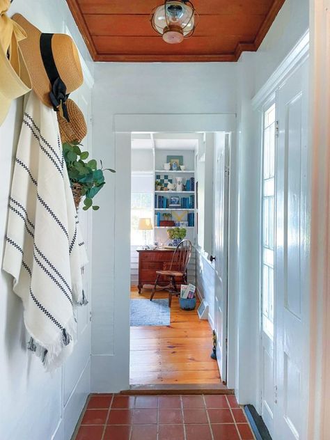 Home Tour: Carefree on Cape Cod - Cottage style decorating, Cape Cod Master Bed, Cape Cod Home Decor, Vintage Cape Cod Aesthetic, New England Cape Cod House, Cap Cod Style Homes Interior Design, Cape Cod Cottage Interiors, Cape Cod Home Interior, Cape Cod Style Interior, Den Addition