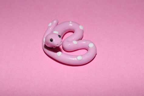 Snake Made Out Of Clay, Cute Small Clay Sculptures Easy, Clay Art Snake, Easy Clay Ideas Animals, Pink Polymer Clay Ideas, Cute Tiny Clay Ideas, Pink Clay Crafts, Small Things To Make With Clay Easy, Diy Clay Animals Easy